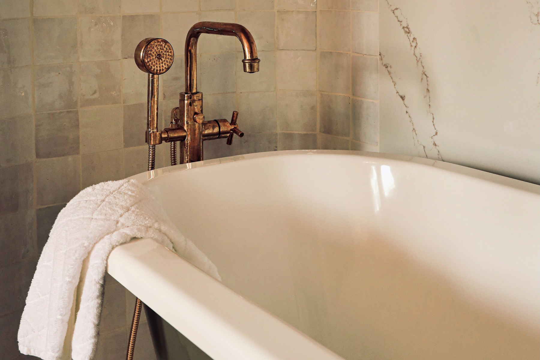 Abflussrohr unter einer Badewanne mit Ablagerungen