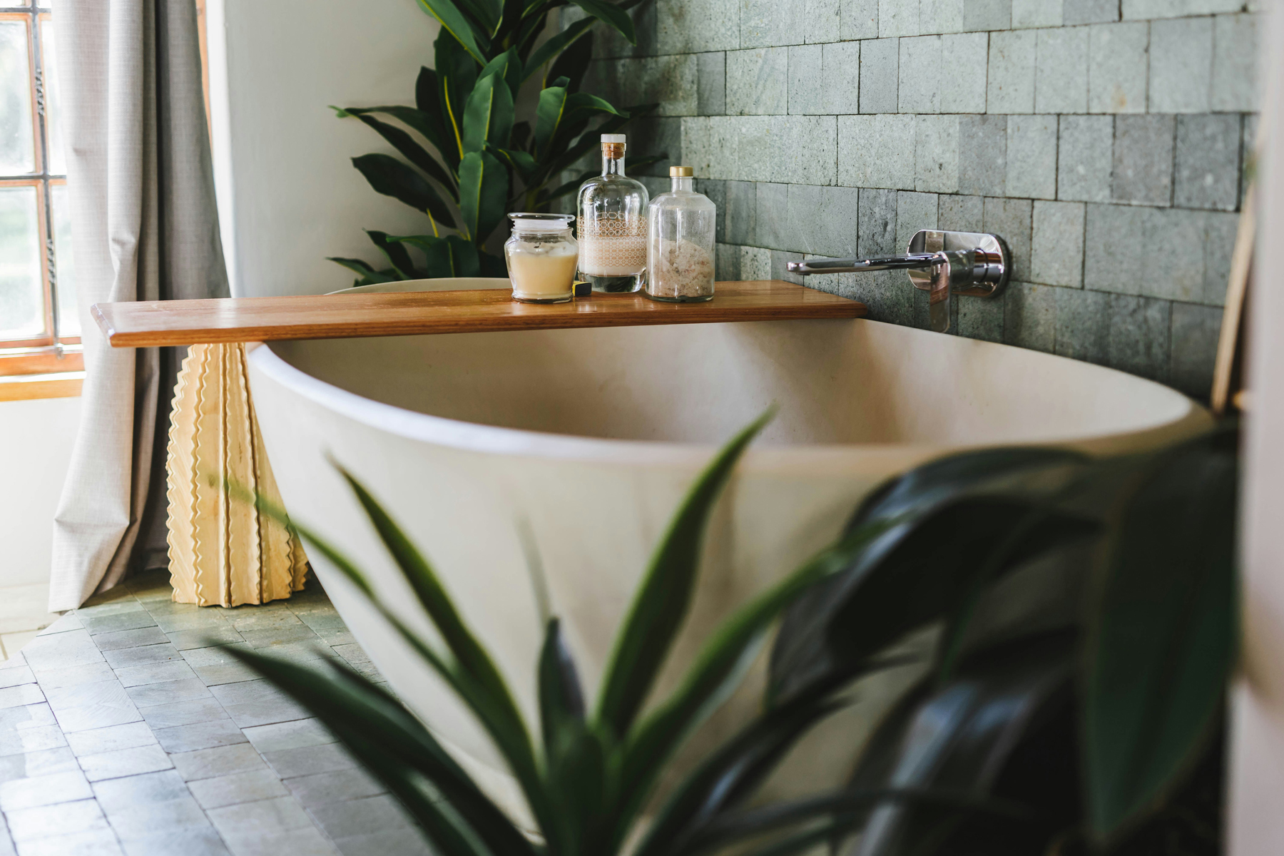 Lange Haare sammeln sich im Badewannenabfluss