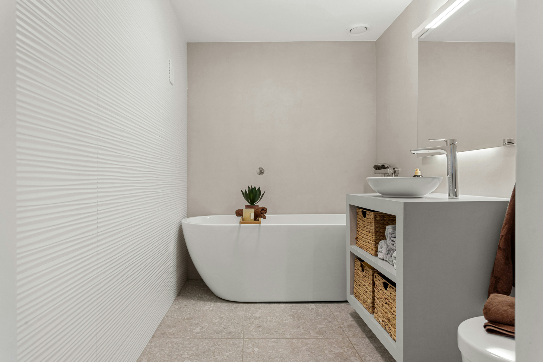 Flasche Abflussreiniger im Badezimmer
