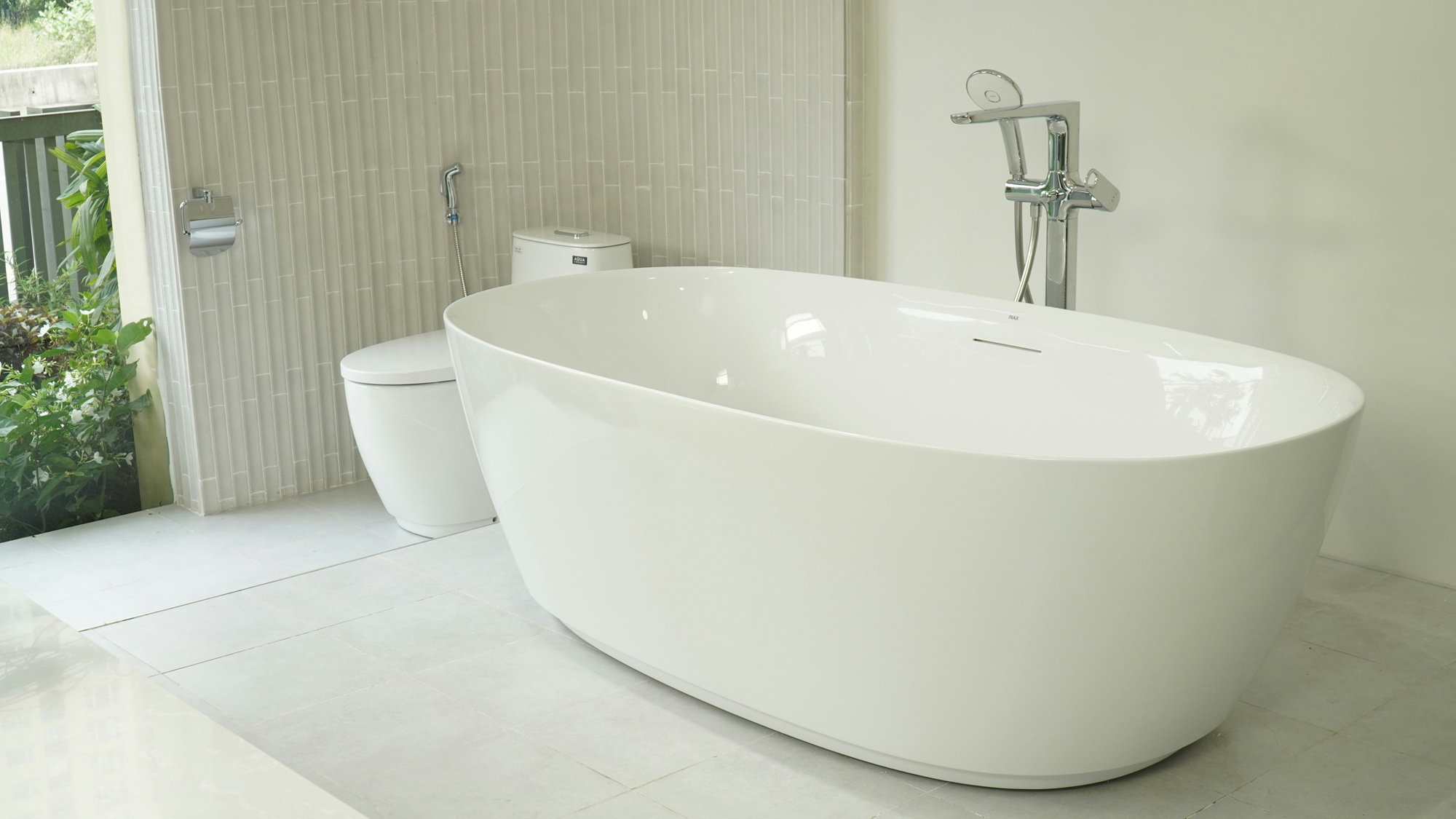 Badewannenabfluss mit sichtbaren Ablagerungen und Schmutzrand