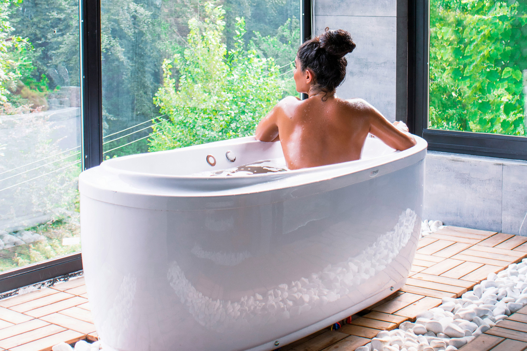 Wasser steht in einer Badewanne über dem Abfluss