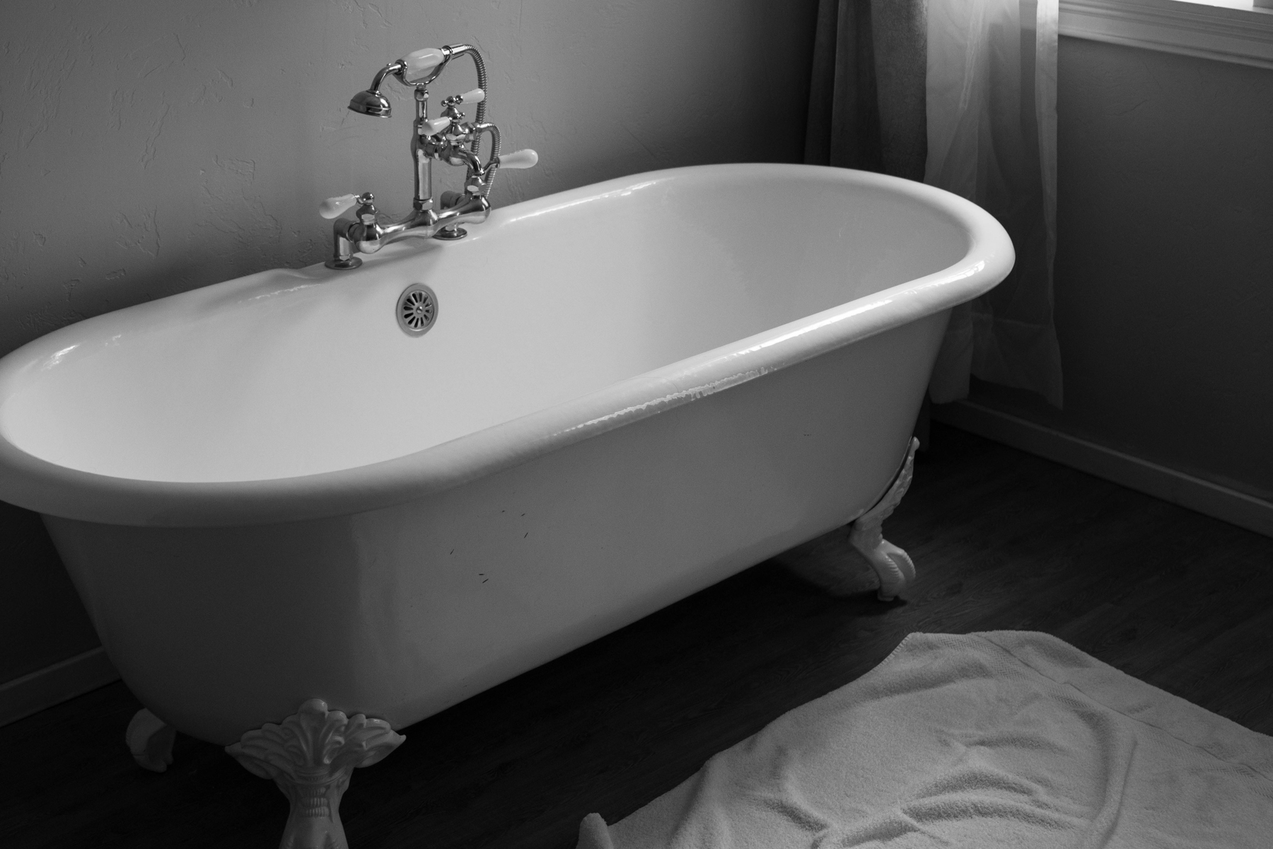 Werkzeuge und Reinigungsmittel für den Badezimmerabfluss
