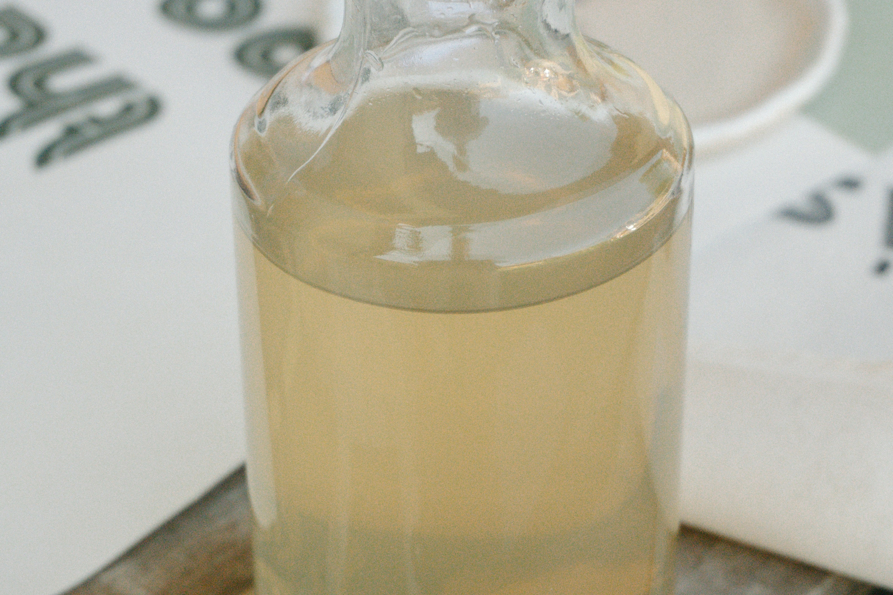 Natron und Essigflasche auf einem Holztisch