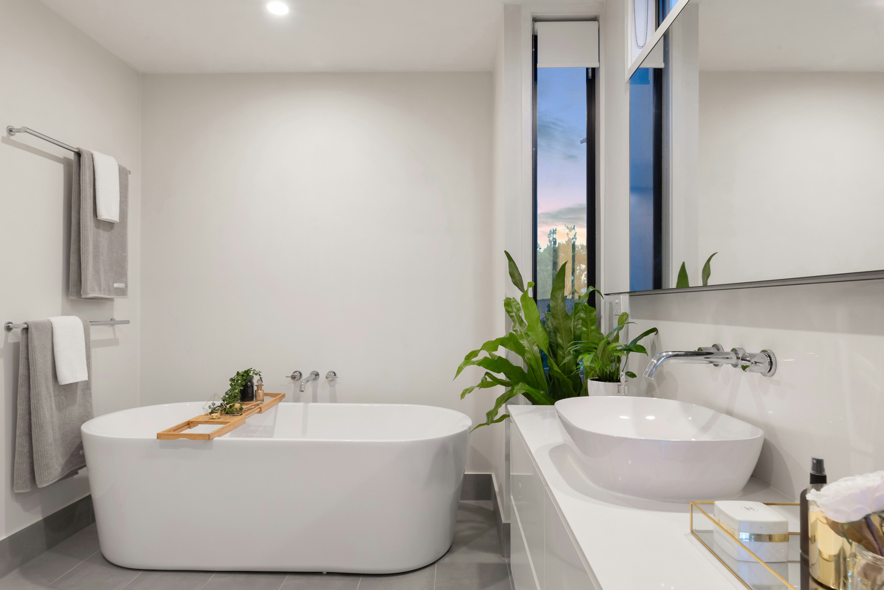 Stehendes Wasser in einer Badewanne bei verstopftem Abfluss