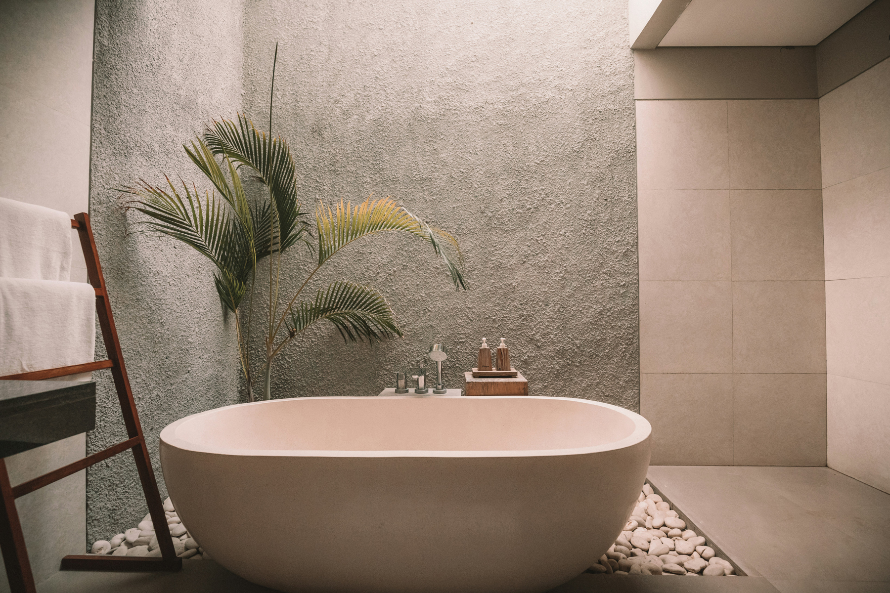 Stehendes Wasser in einer Badewanne über dem Abfluss