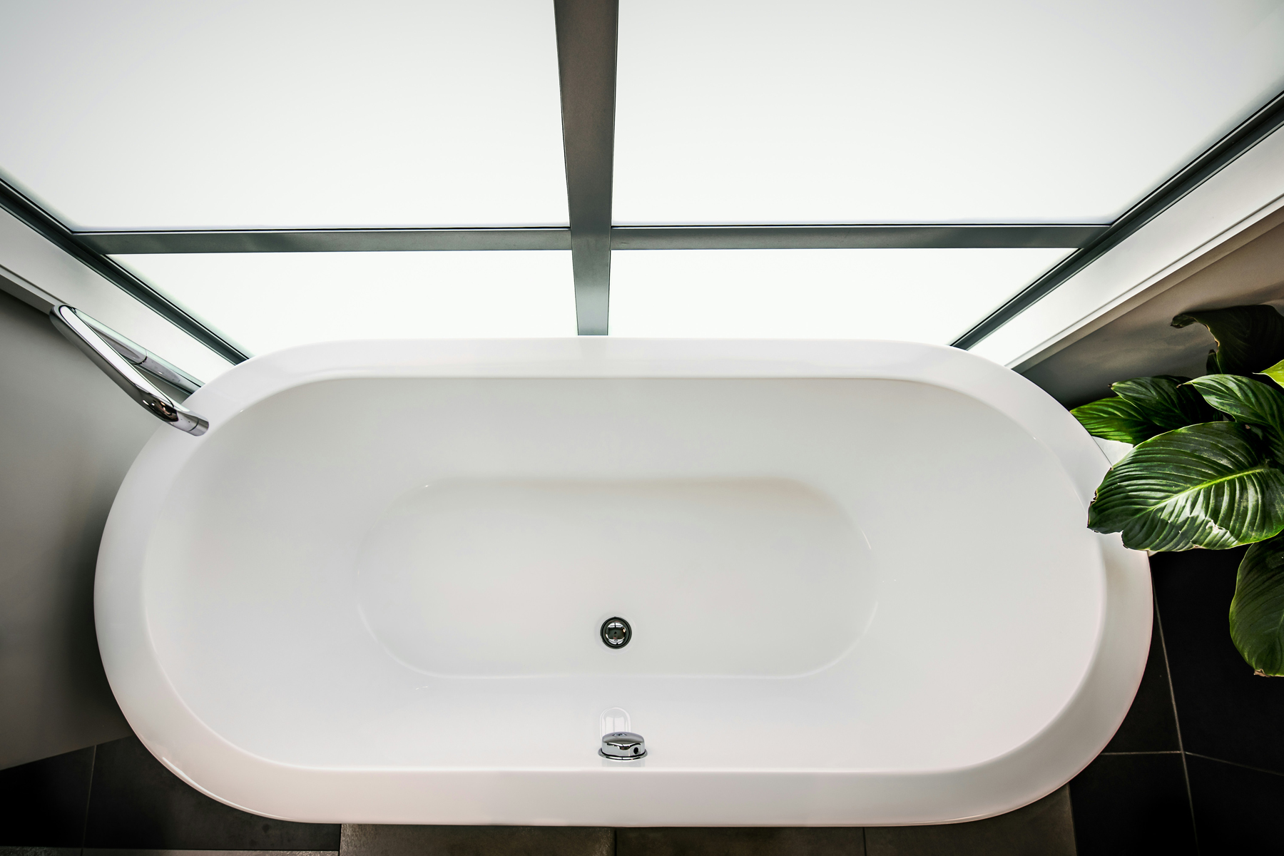 Haare und Schmutz im Badewannenabfluss