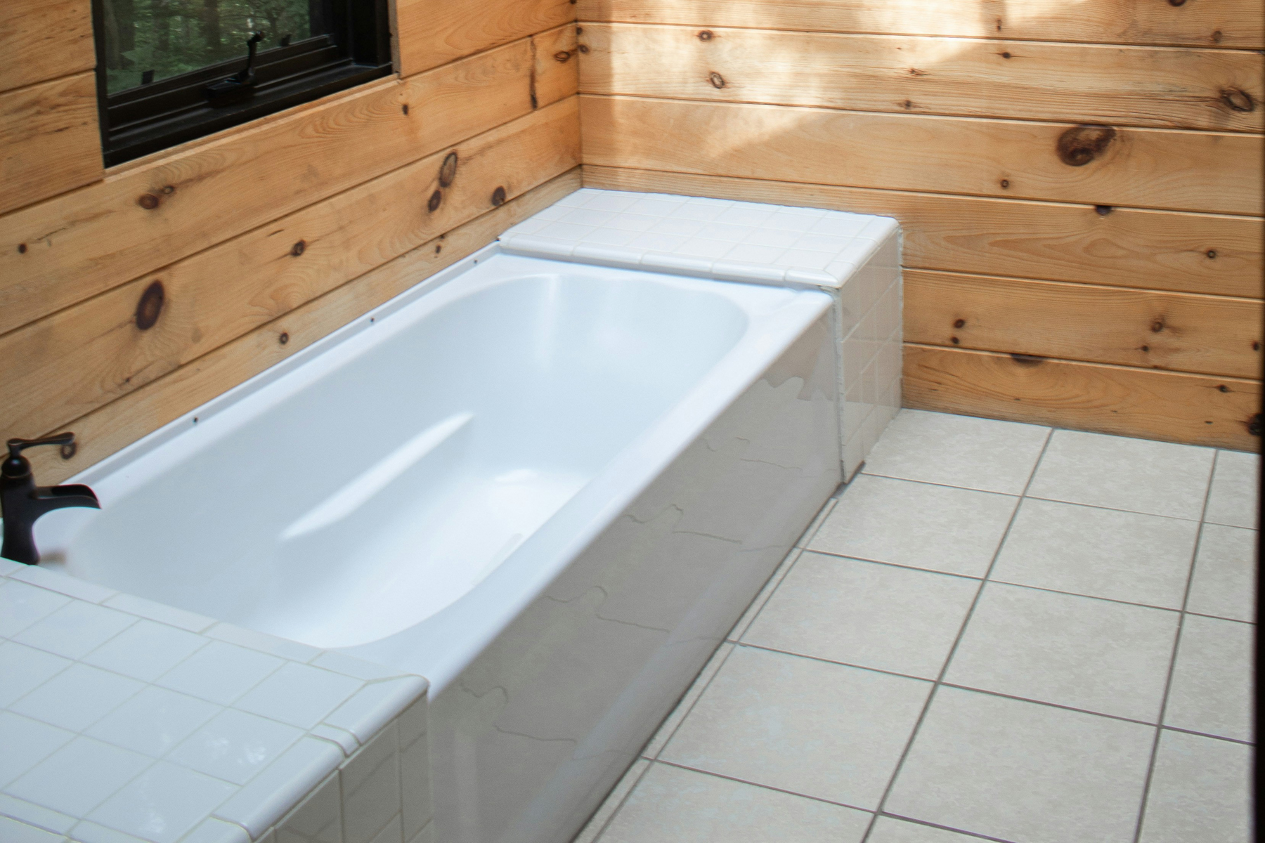 Wasser steigt durch den Abfluss in einer Badewanne hoch