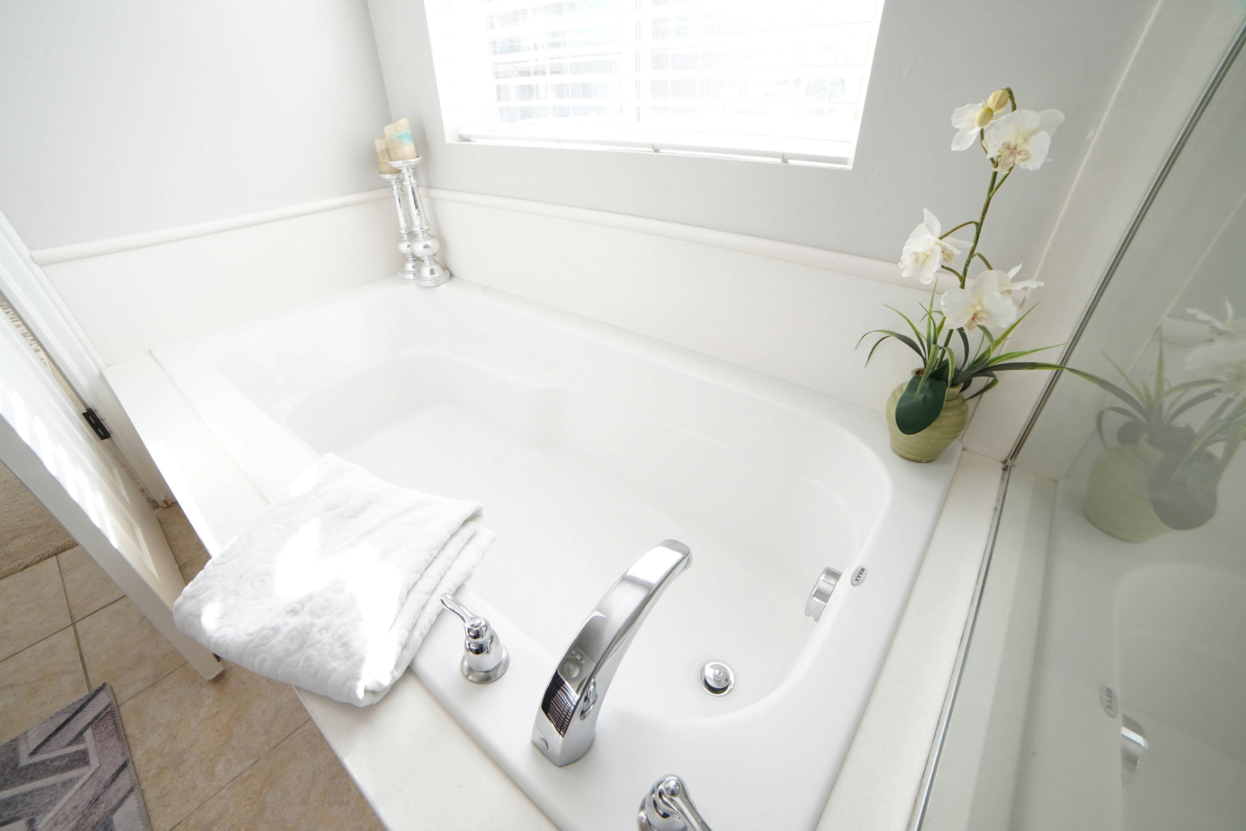 Stehendes Wasser in einer Badewanne von oben